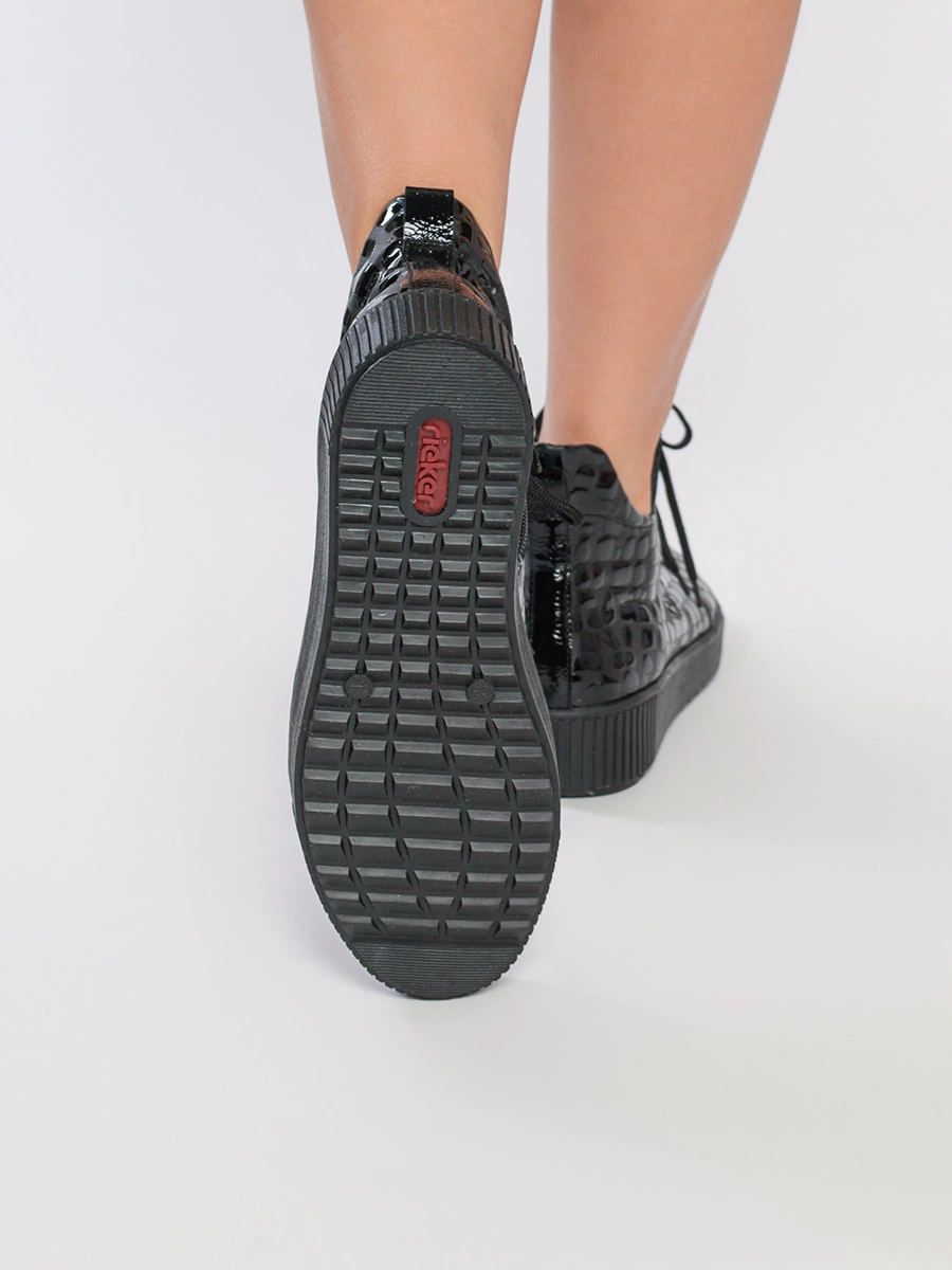 Ботинки черного цвета с лакированными вставками